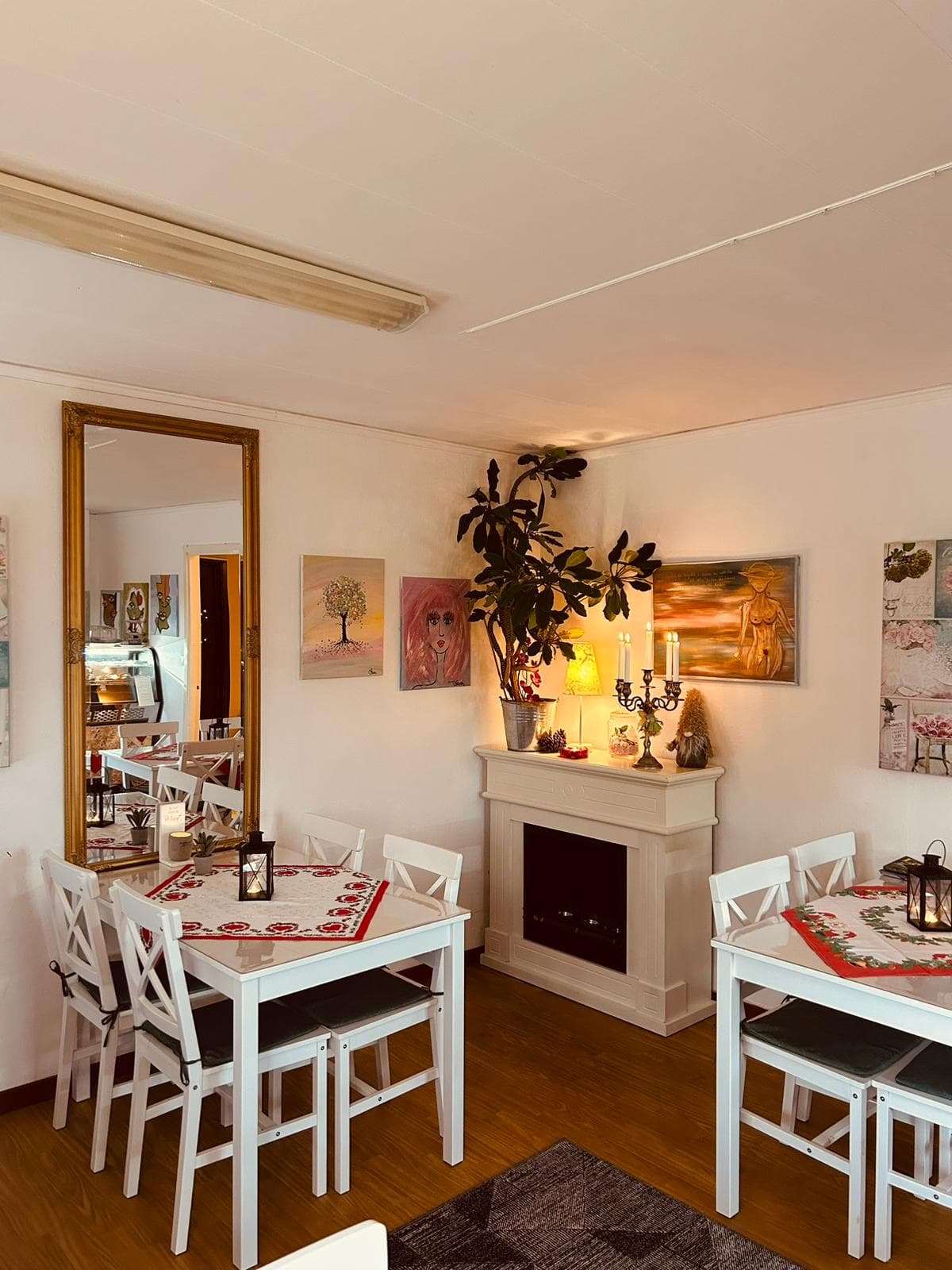 Mysig interiör med vita möbler och eldstad