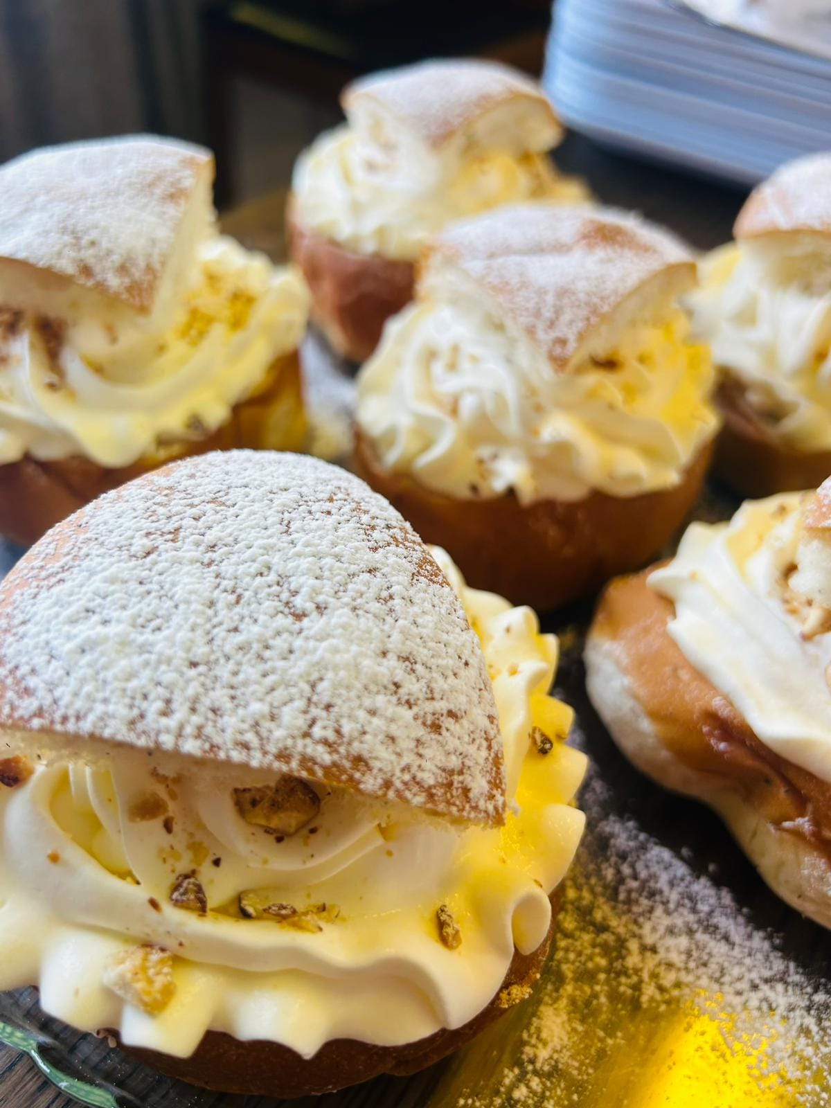 Semlor med mandelmassa och grädde