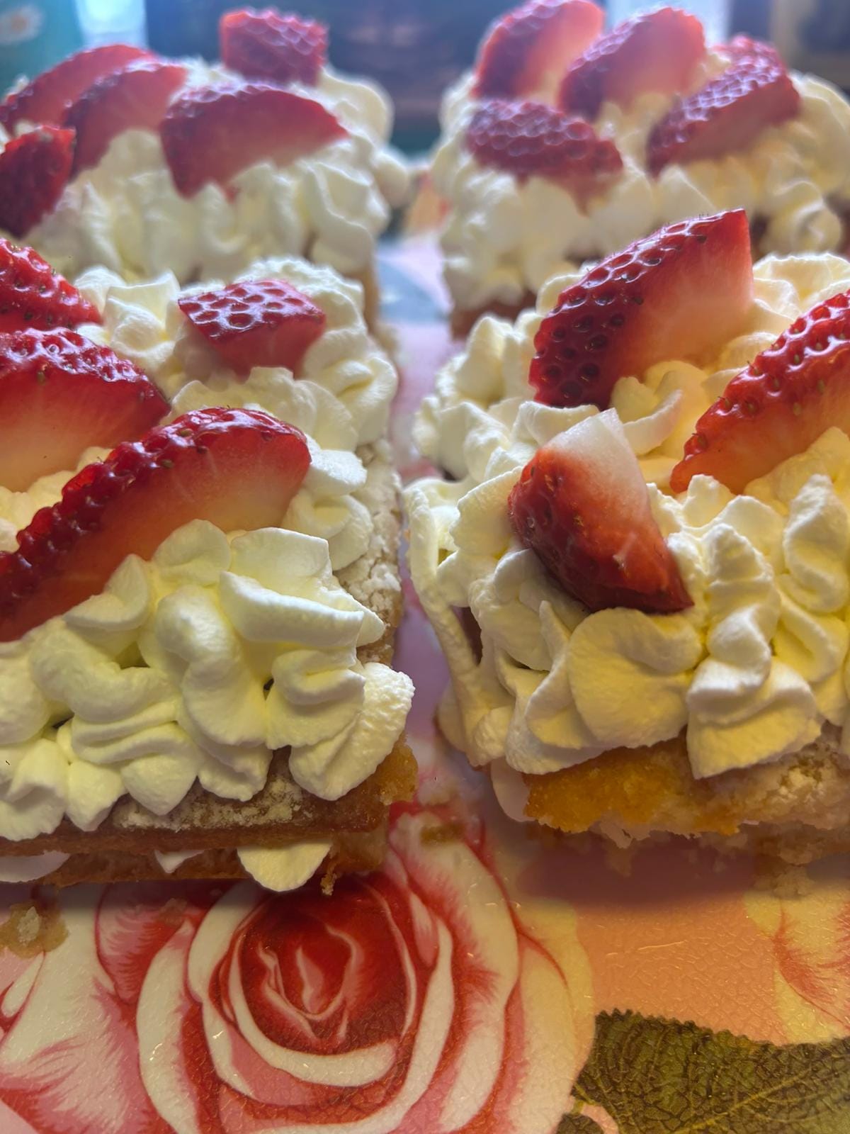 Bakelser med jordgubbar och grädde