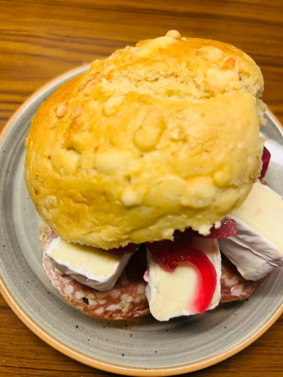 Matig smörgås med brie, salami och picklad rödlök